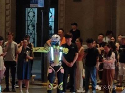 機(jī)器人“交警”亮相外灘？上海警方：還在訓(xùn)練階段，未正式投入使用