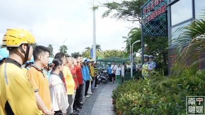 实景实训，南宁交警为新就业形态劳动者系牢"安全带"！
