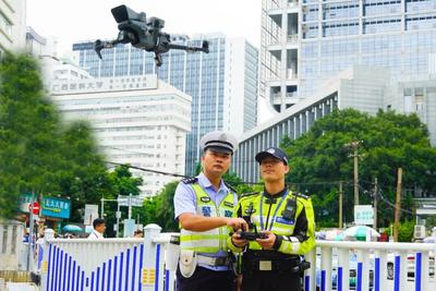 南宁交警“空地协同”治理医院周边交通秩序 无人机巡查让就医路更畅通