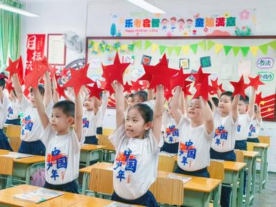 童声庆华诞  南宁市明秀小学开展课桌舞展演活动