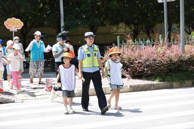 南寧交警全力護航秋季開學(xué)交通安全