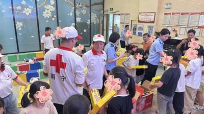 南宁市红十字会“博爱·警来帮”志愿服务队到南宁市明天学校开展爱心慰问活动