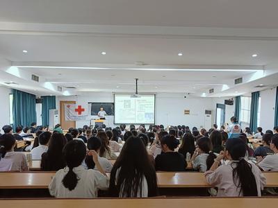 西乡塘区红十字会携手广西中医药大学 开展“党员先锋护航，青年担当在肩” 应急救护持证培训