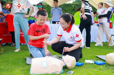 博爱・警来帮驿站亮相南湖国庆公益活动：绘安全画卷，伴儿童成长 