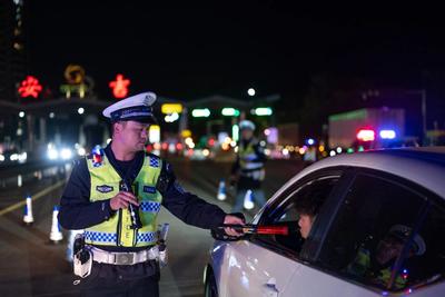 南宁交警夜查保平安 筑牢高速公路安全防线