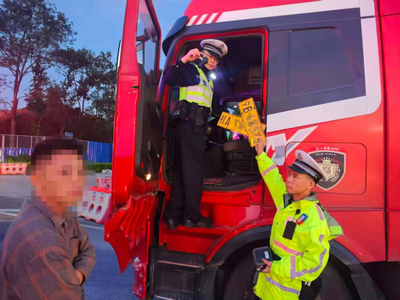 “拘”不姑息 | 南宁交警查获涉牌违法重型半挂牵引车，驾驶人被依法行政拘留！