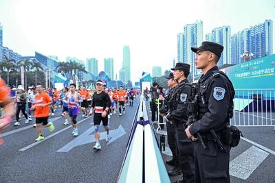 3.6万老友燃情奔跑 42.195公里有警守护