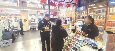 女子大额购卡超市员工警觉 警民联手成功劝阻破解骗局