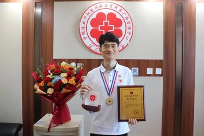 他是护士，更是勇士！