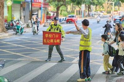 南宁：画一道斑马线，装一盏警示灯，多一份安心守护