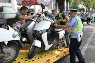 别再乱停了！南宁交警治理还路于民