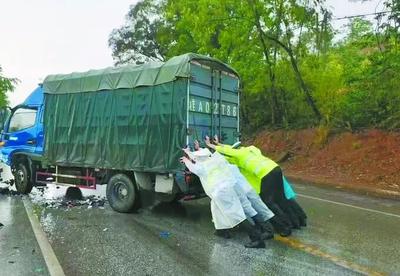 人民公安报丨广西：暴风雨中 奋战抢险一线