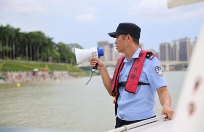 南宁警方携手志愿者，共筑亲水安全屏障