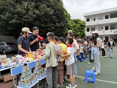 “以你之盛・成彼之光” 盛天商业爱心助学公益行动走进马山加让小学