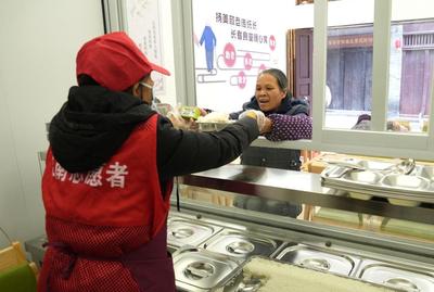 南宁：家门口长者食堂开张  小餐盘捧出幸福味