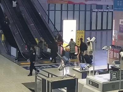 惊险！老人扶梯跌倒，众人及时救助