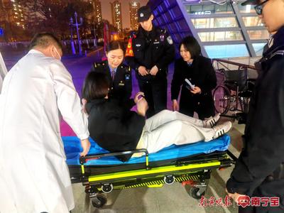 孕妇乘高铁途中腹痛，站车接力紧急救助！