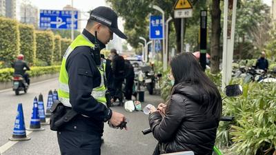 宝视频 | 先吃东西还是先骑“电驴”？不能既要又要！