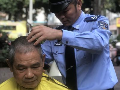 宝视频 | 蜀黍变身“托尼老师”  居民现场体验警察版“洗剪吹”