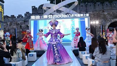 雅迪首届摩登遛遛骑行节启幕  2025摩登系列璀璨亮相