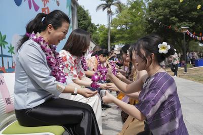 泼水送祝福！广西华侨学校中外师生欢度宋干节