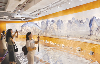 把漓江“搬”进展厅   近21米巨幅油画惊艳亮相南宁