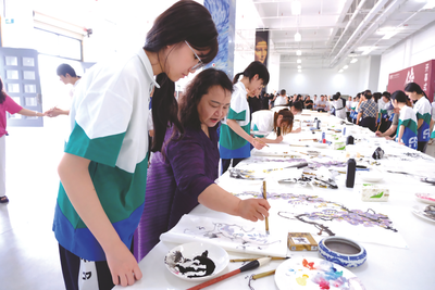 书画艺术家进校园与师生互动交流