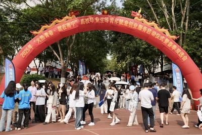 宝视频 | AI就业服务区出圈  毕业生们抢着体验，你怎么看？