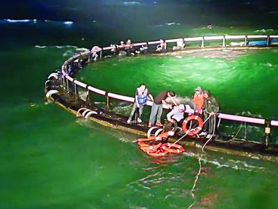 防城港一钓鱼船翻沉，12名遇险人员成功获救