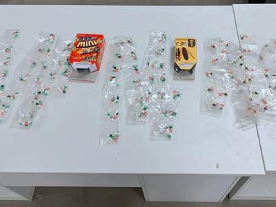海关查获“三无”减肥药，共计900粒，具有成瘾性！