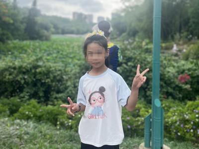 被坠窗砸伤的女孩暂时脱离危险，但治疗周期漫长费用难估盼你伸出援手 