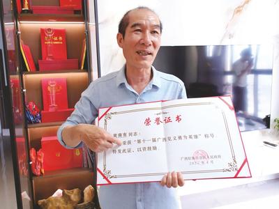 平凡之躯有大义｜他被誉为“水上英雄”，曾单枪匹马救起21名落水群众