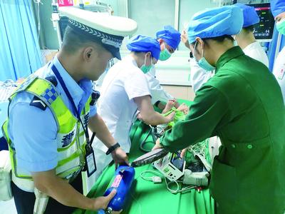 争分夺秒！南宁交警护送重病患儿紧急就医 