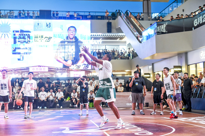 NBA球员现身南宁  与球迷分享篮球快乐