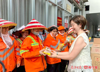 免费爱心早餐 情暖环卫工人