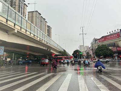 雨天路滑能见度低  市民出行注意安全