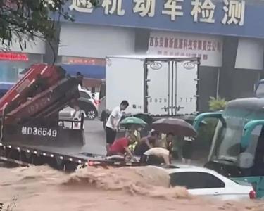 我在现场丨危急时刻，他拿着锤子冲过来