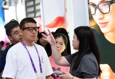 记者来信：从一副走红的AI眼镜说开去