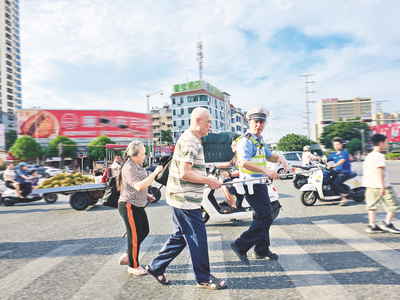 现实版《你是我的眼》在南宁市这个路口上演