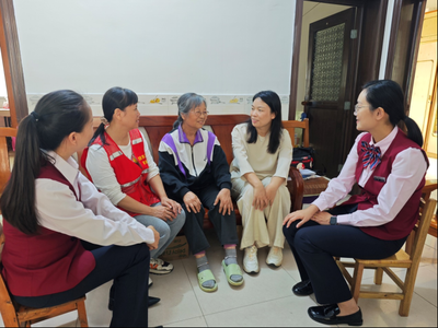 兴业银行南宁分行开展重阳节敬老活动