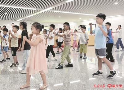 广西图书馆带孩子们解锁地铁里的国防教育