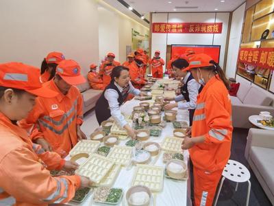 邮爱传温情  反诈筑防线——邮储银行南宁市分行工会暖心关爱户外劳动者