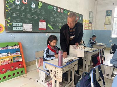 践行社会主义核心价值观｜三尺讲台守初心 一支笔杆诉乡情